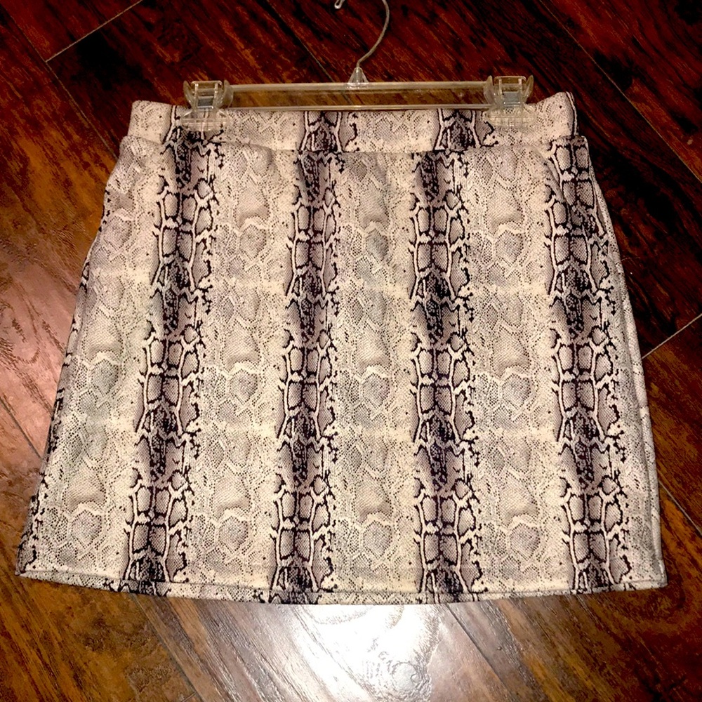 ✨Snakeskin Mini Skirt✨